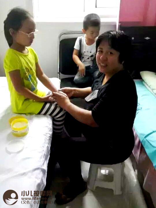 忻州市杏林养生馆赵美芳女士在做小儿推拿