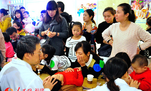 中医小儿推拿走进榕城市民家庭