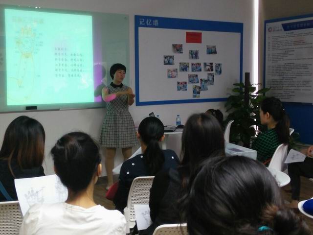 南京市江东街道睿城社区开展小儿推拿