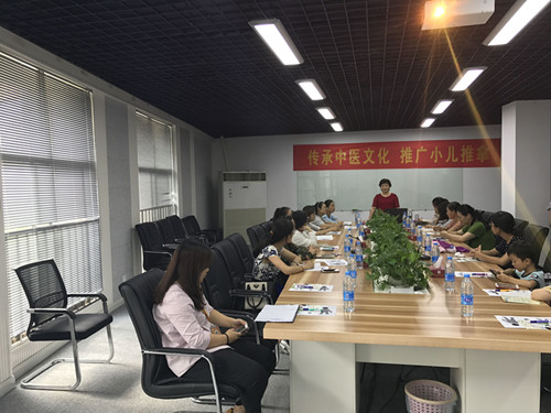 连云港社区妇联开展小儿推拿活动